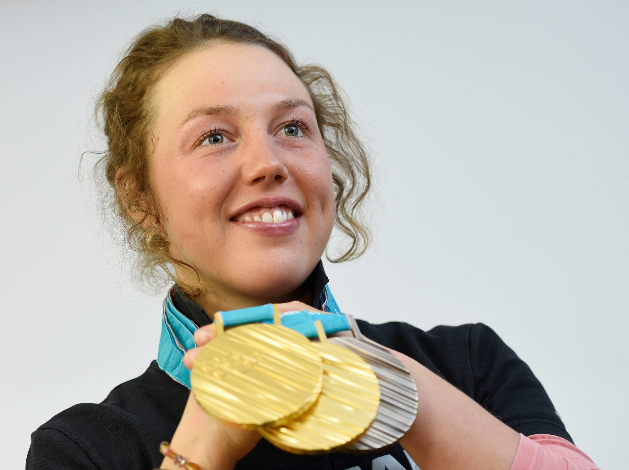 Laura Dahlmeier con le tre medaglie vinte nel biathlon alle Olimpiadi di Pyeongchang