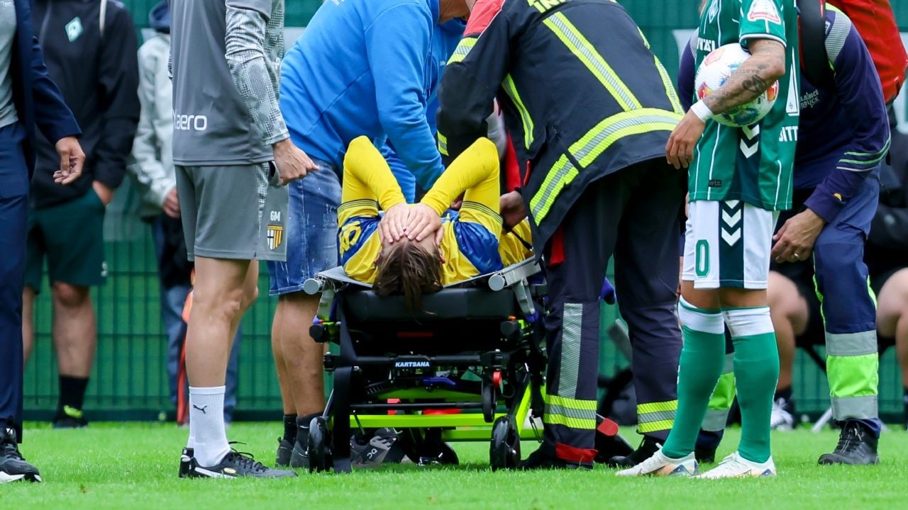 Brutto infortunio per Ondrejka durante l'amichevole del Parma: portato via in ambulanza