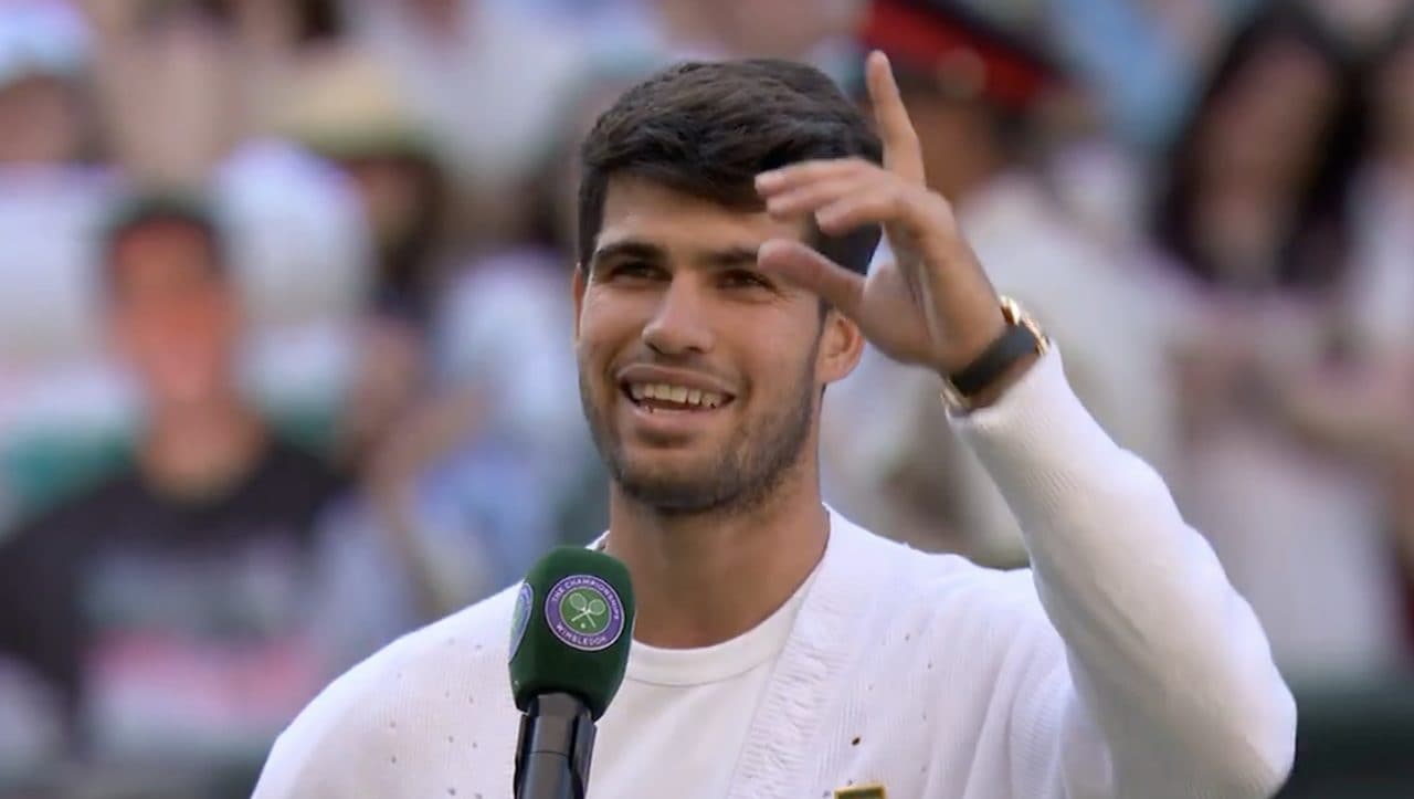 Alcaraz interrotto da uno spettatore durante l'intervista scoppia a ridere: "Non ho tempo a Wimbledon"