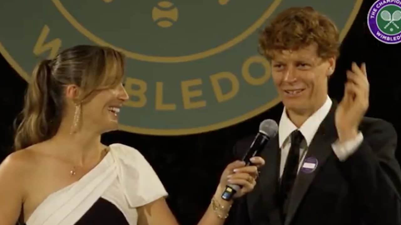Sinner racconta la festa per il trionfo a Wimbledon: "Stiamo bevendo abbastanza, mi gira la testa"