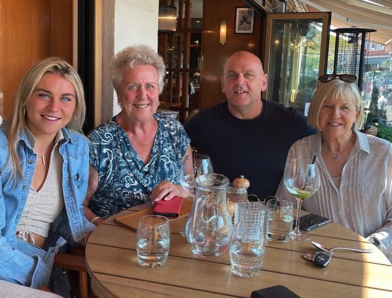 Alessia Russo insieme alla nonna e alla sua famiglia di origini italiane.
