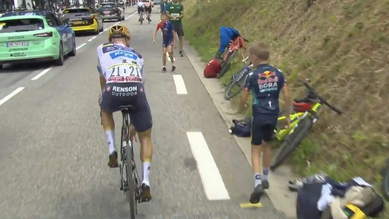Evenepoel crolla e si ritira dal Tour de France: nervosismo, lacrime e un ultimo gesto da applausi