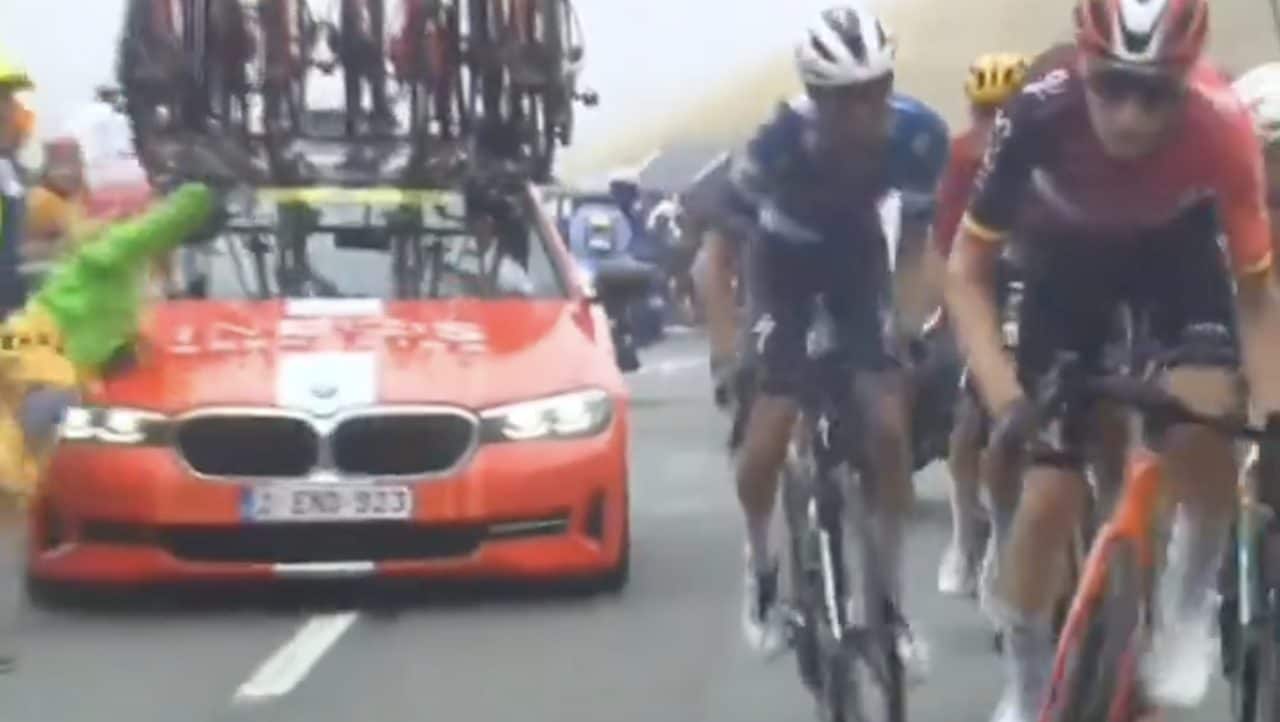 Tifosa distratta travolta da un’ammiraglia al Tour de France: punito l'autista, non può più sbagliare