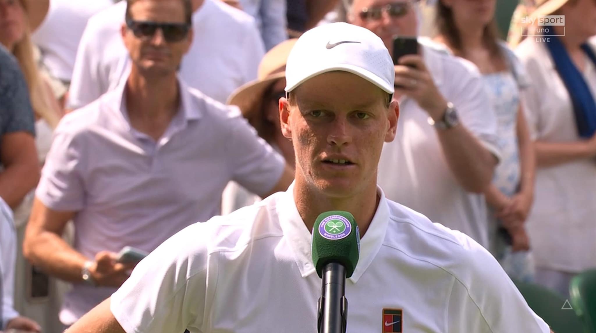 Sinner accarezza Nardi dopo averlo distrutto a Wimbledon: "Giocare con un italiano è un vero peccato"