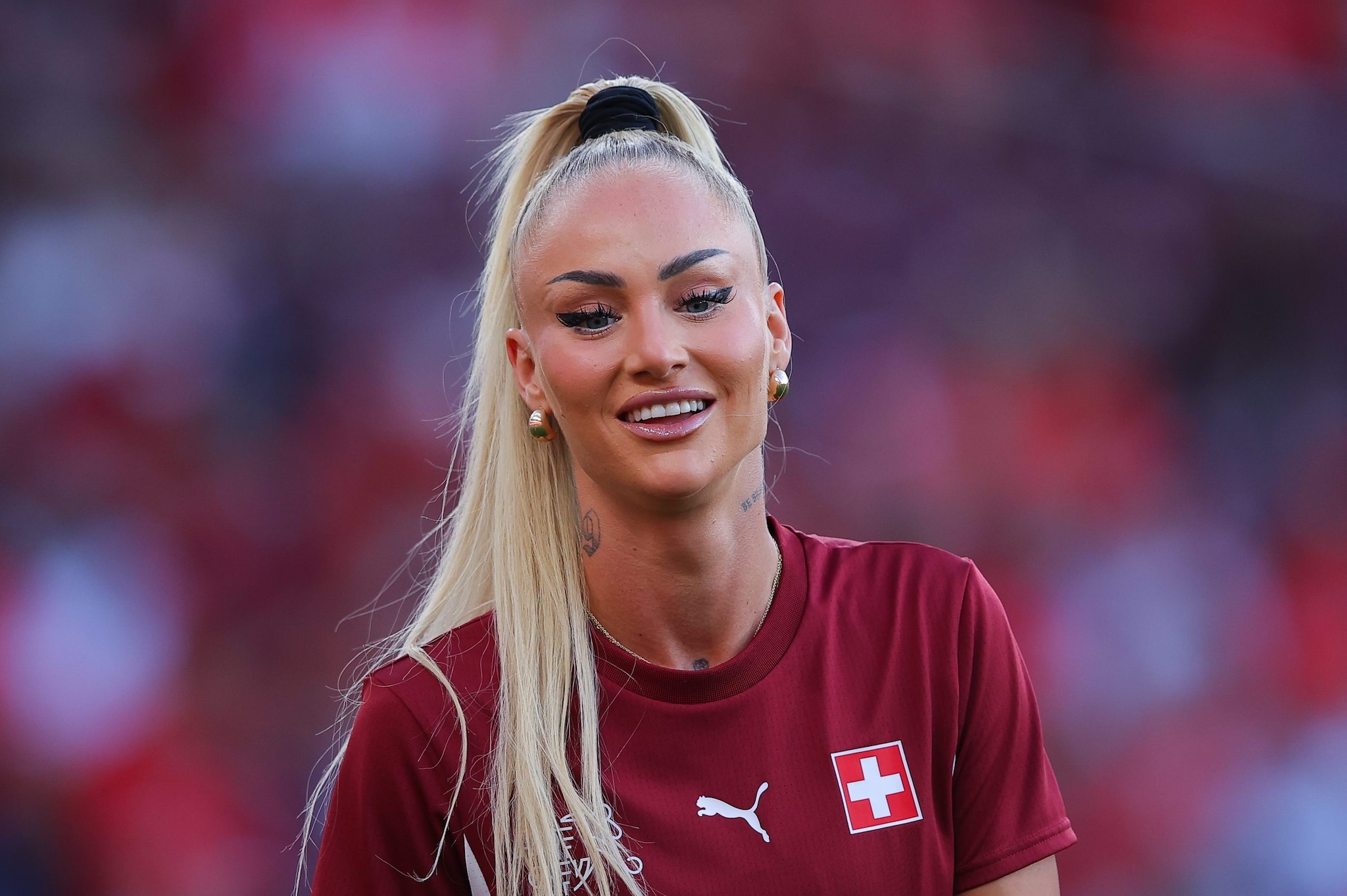 Alisha Lehmann gira agli Europei con una guardia del corpo, ma nella Svizzera non gioca mai: cosa fa