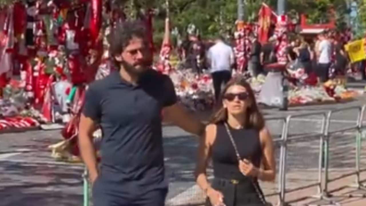 Una donna non può smettere di piangere al memoriale per Diogo Jota, Alisson si ferma per consolarla