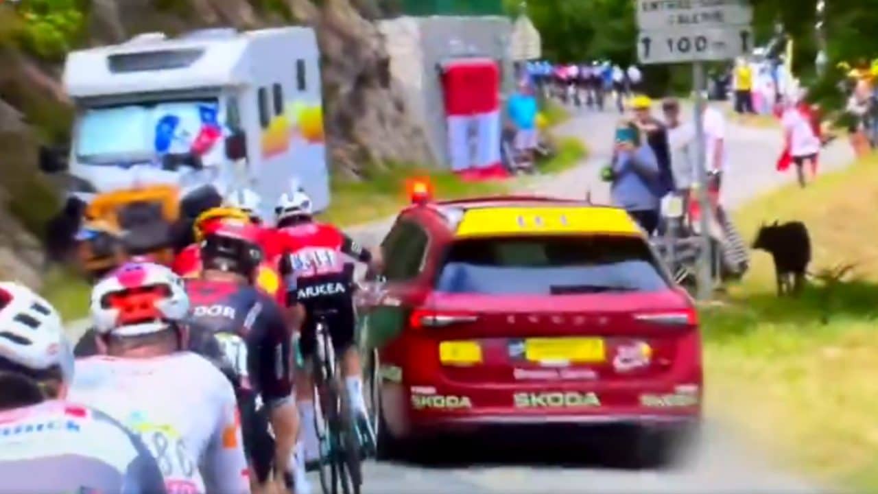 Follie degli organizzatori al Tour de France: ciclisti quasi investiti, Pogacar travolto all'arrivo