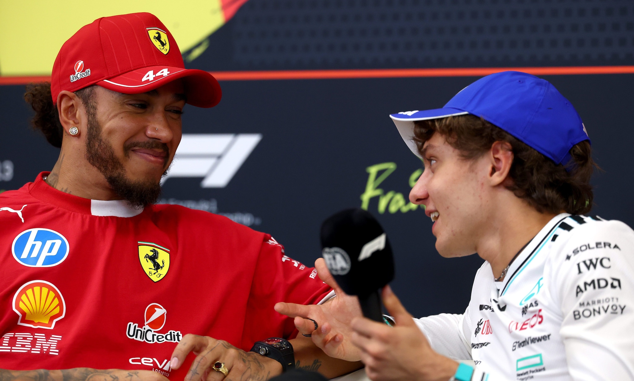 Kimi Antonelli in imbarazzo alla domanda sul futuro in Mercedes, interviene Hamilton: "Ti aiuto io"