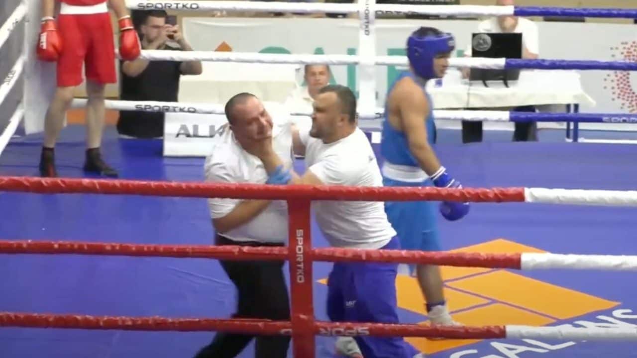 Shock nel pugilato, l'allenatore di Yusif Aghakisiyev cerca di strangolare l'arbitro: scene terribili