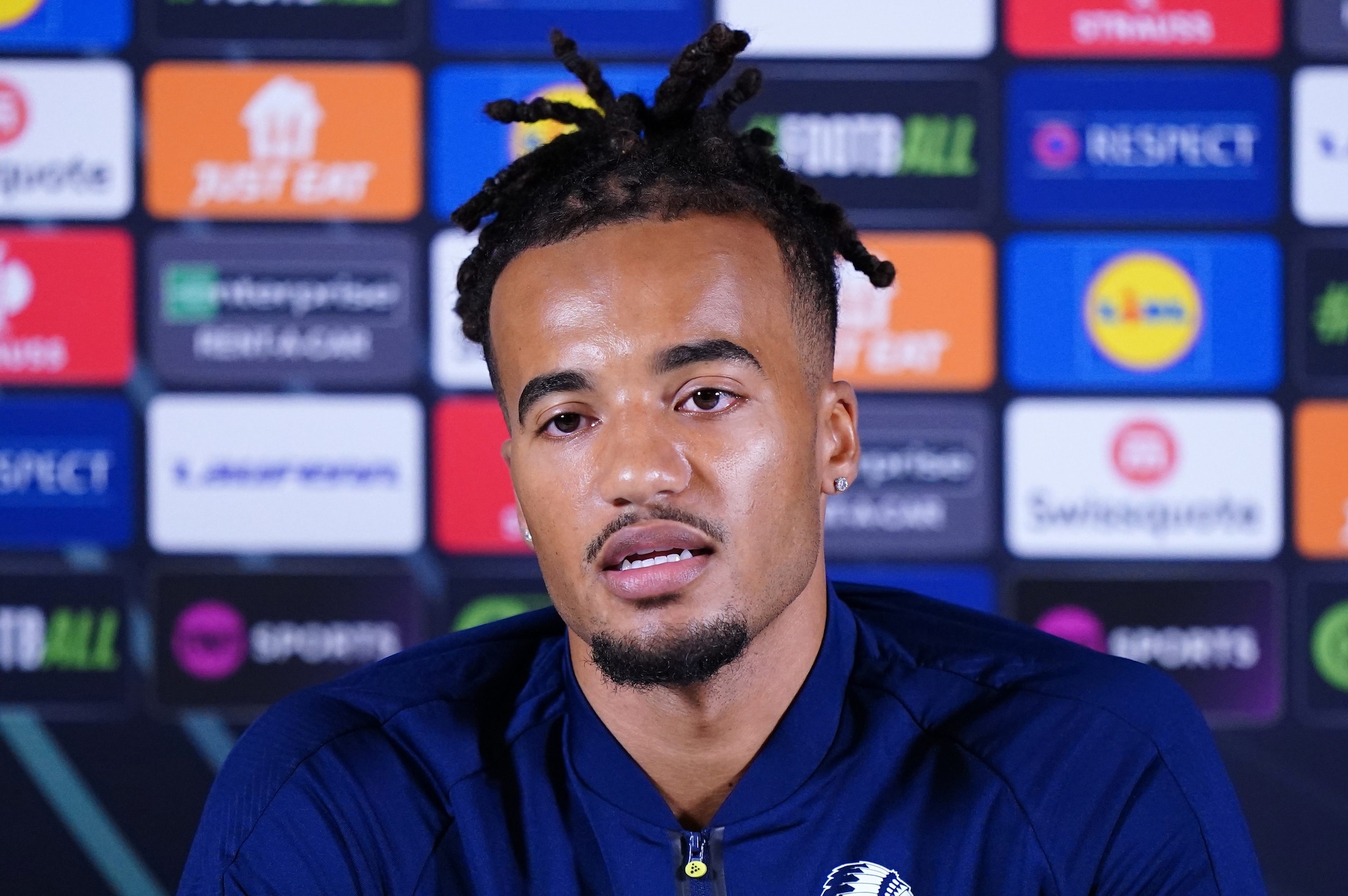 Il Fenerbahce prende in giro il Milan per Brown: il video di presentazione diventa uno sfottò