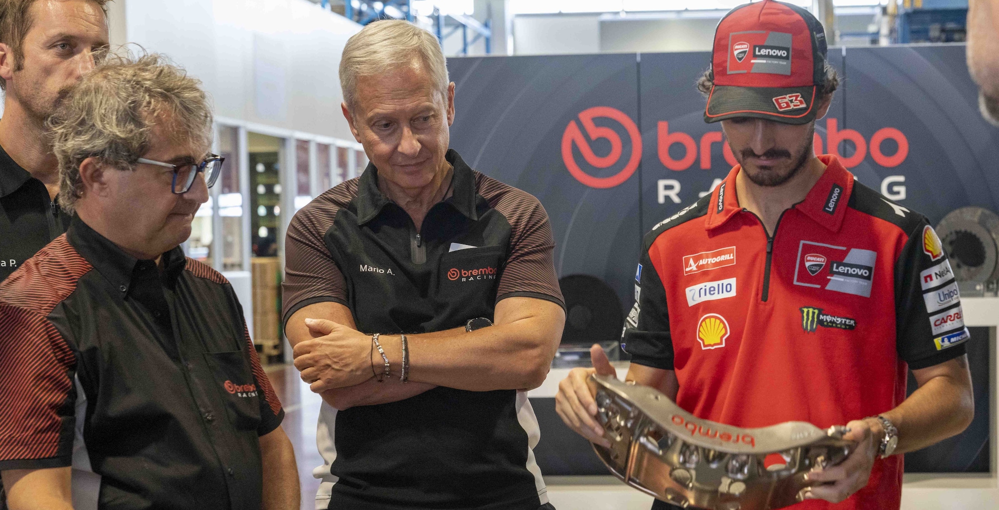 Bagnaia e Ducati vanno da Brembo dopo il GP Brno. Pecco: "Mi piace 'spaccare' i freni con dolcezza"
