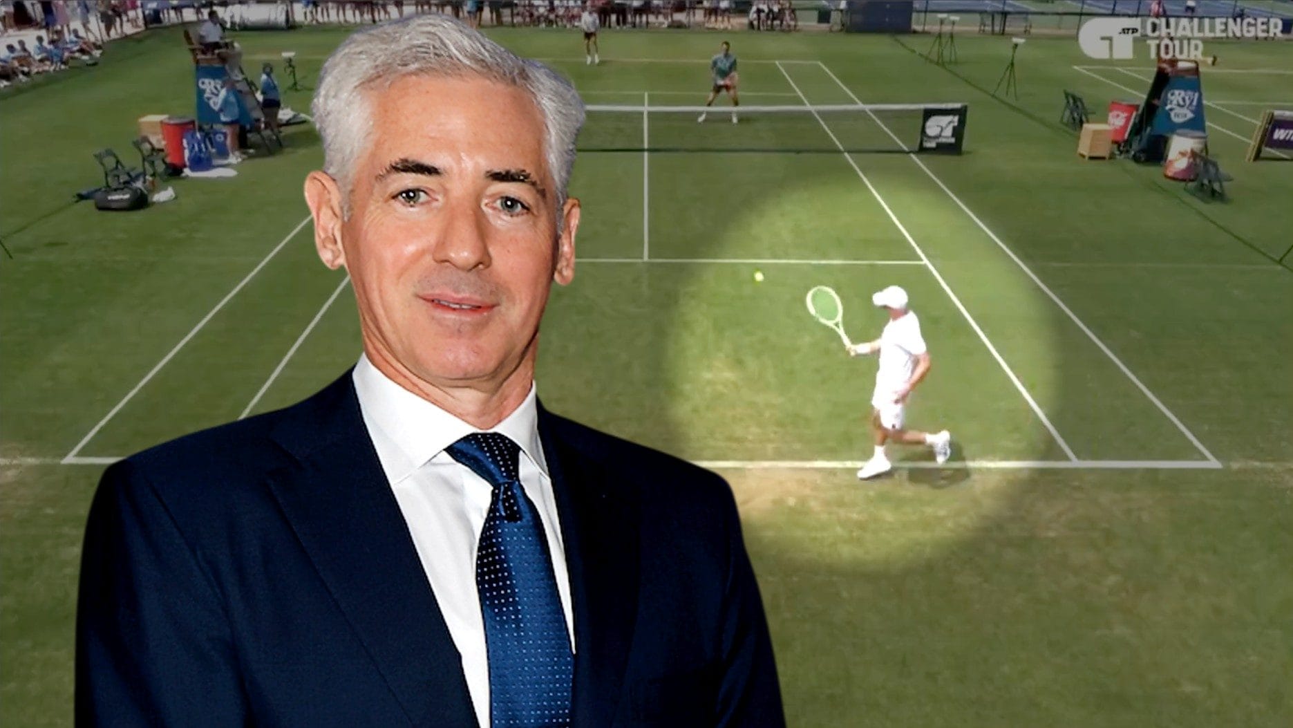 Un miliardario di 59 anni riesce a giocare in un vero torneo di tennis e le immagini sono imbarazzanti