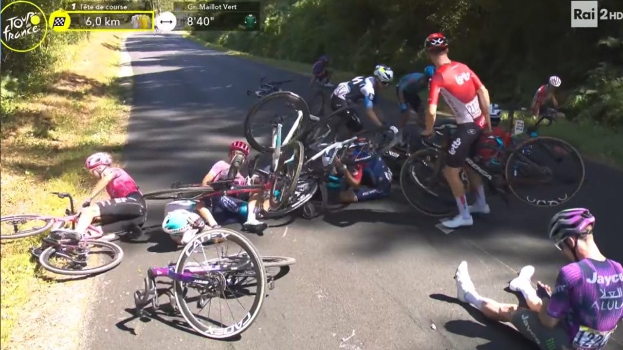 Drammatica caduta al Tour: Pogacar vince e si prende la maglia gialla, dietro un groviglio di bici