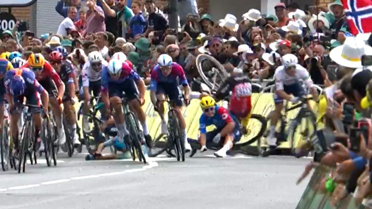 La spaventosa capriola di Coquard che aveva causato la caduta di Philipsen: è un Tour ad eliminazione