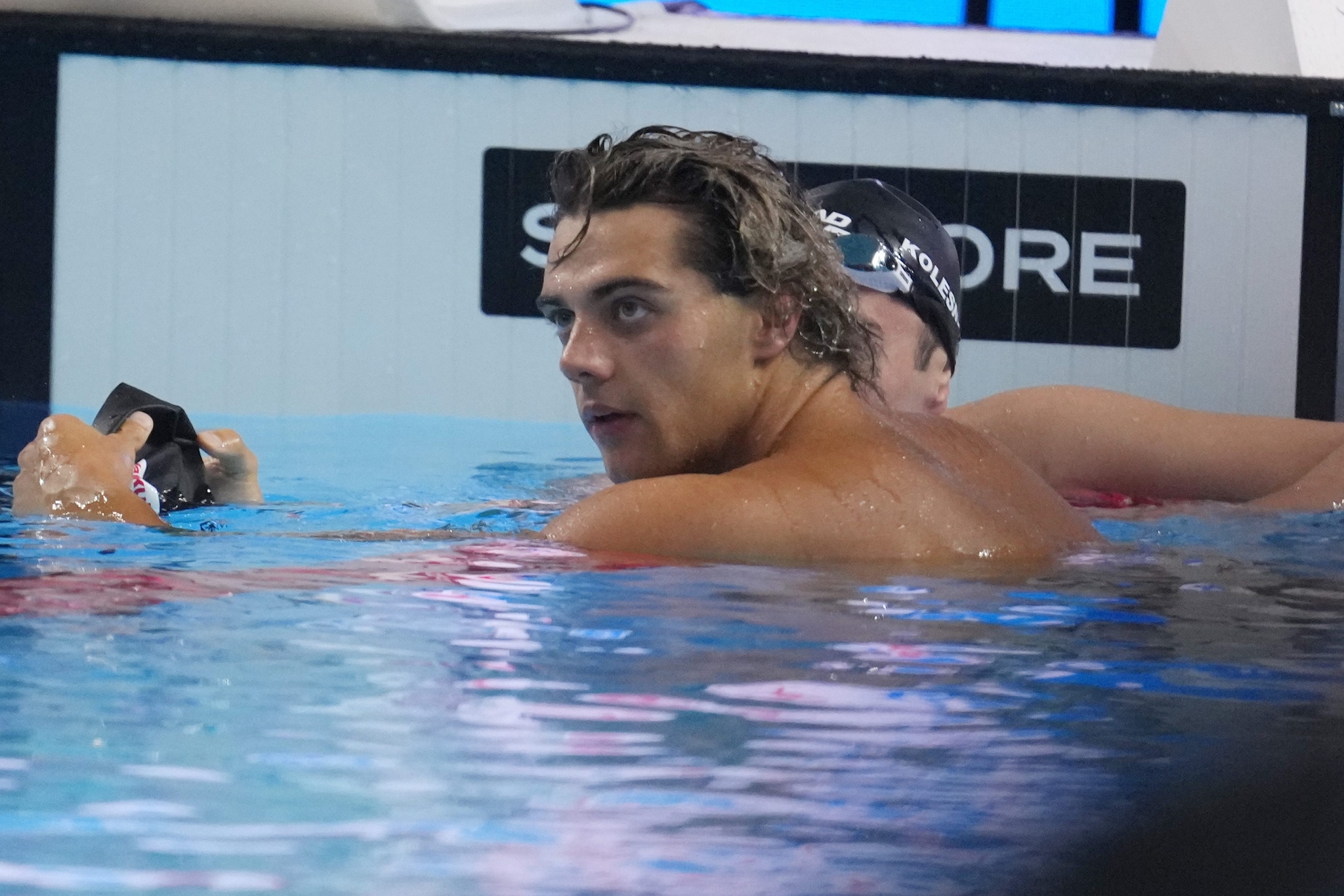 La delusione di Thomas Ceccon subito dopo aver toccato per secondo nella finale dei 100 dorso ai Mondiali