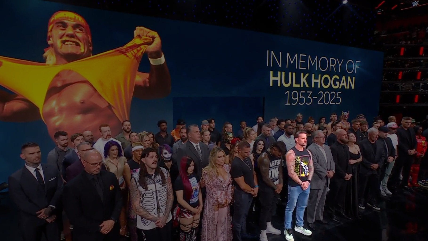 Mentre la WWE ricordava Hulk Hogan tutti hanno notato lo strano comportamento di un solo wrestler