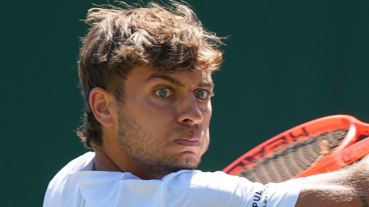 Cobolli cacciato di casa a Wimbledon: "La signora ci ha buttato fuori. L'hotel è l'ultima spiaggia"