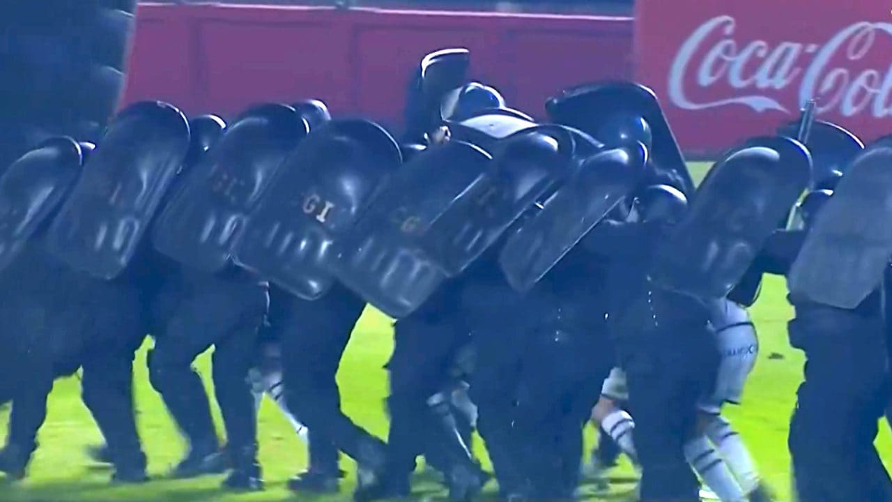 Follia in Argentina: calciatori salvati dalla furia dei propri tifosi grazie alla testuggine