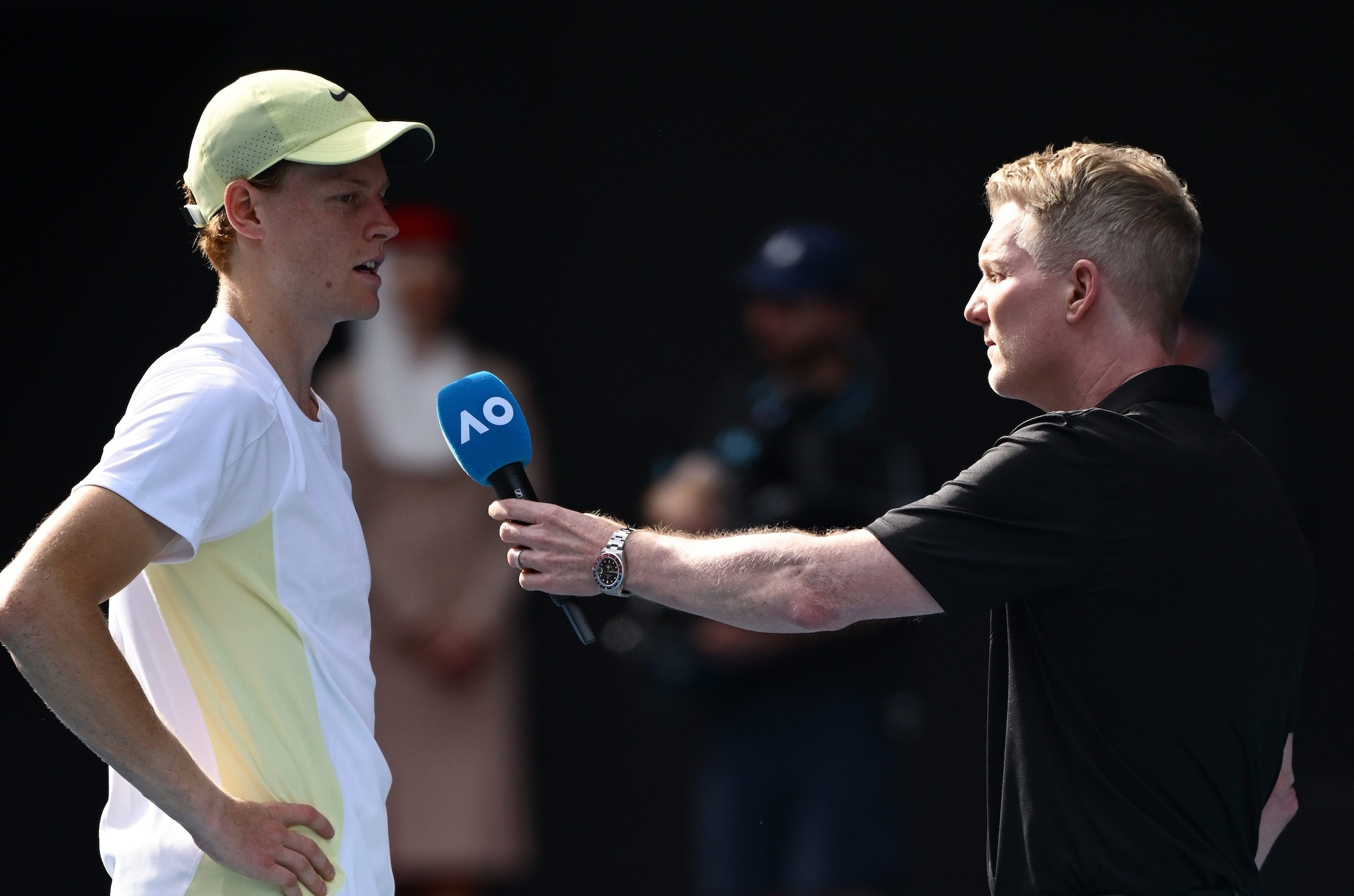 Jim Courier intervista Jannik Sinner lo scorso gennaio all’Australian Open