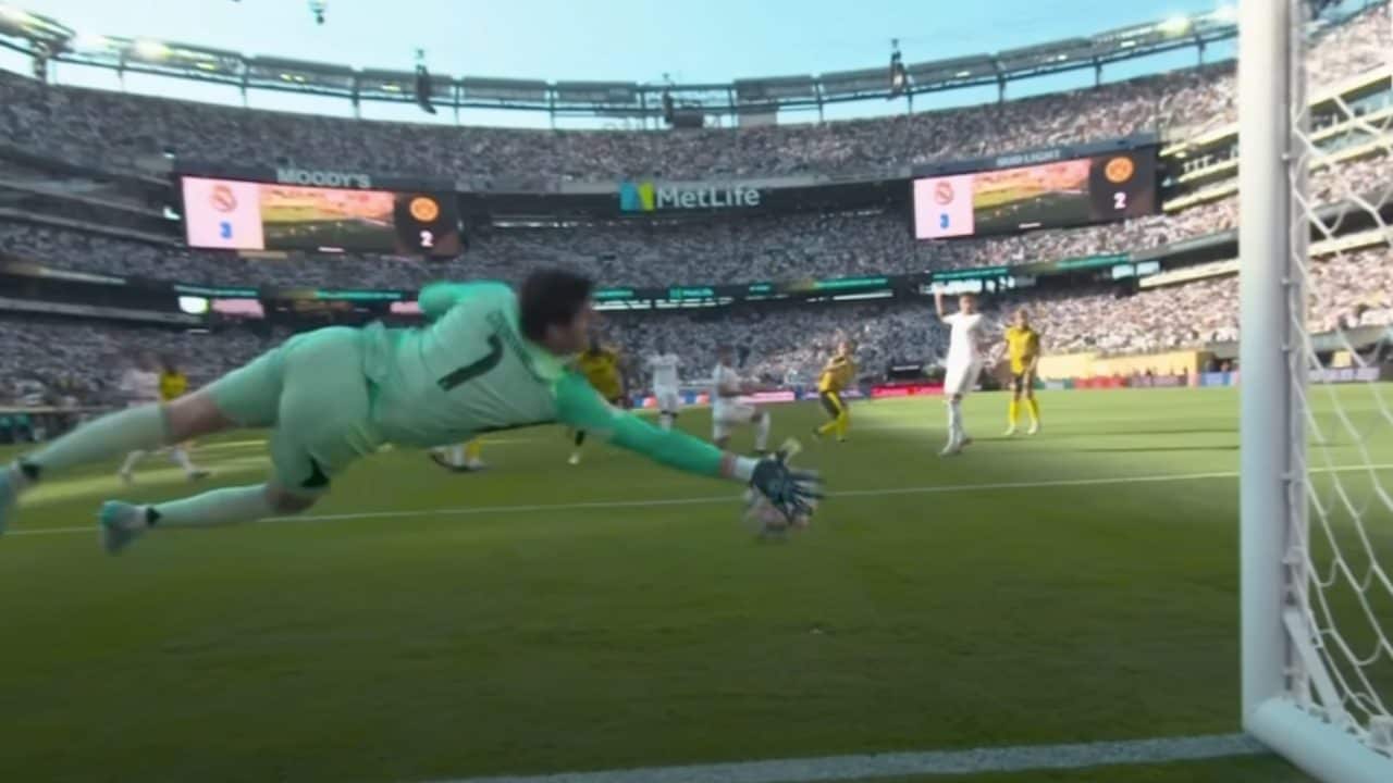 La folle parata di Courtois che lancia il Real in semifinale al Mondiale per Club: "Ci ho messo l'anima"