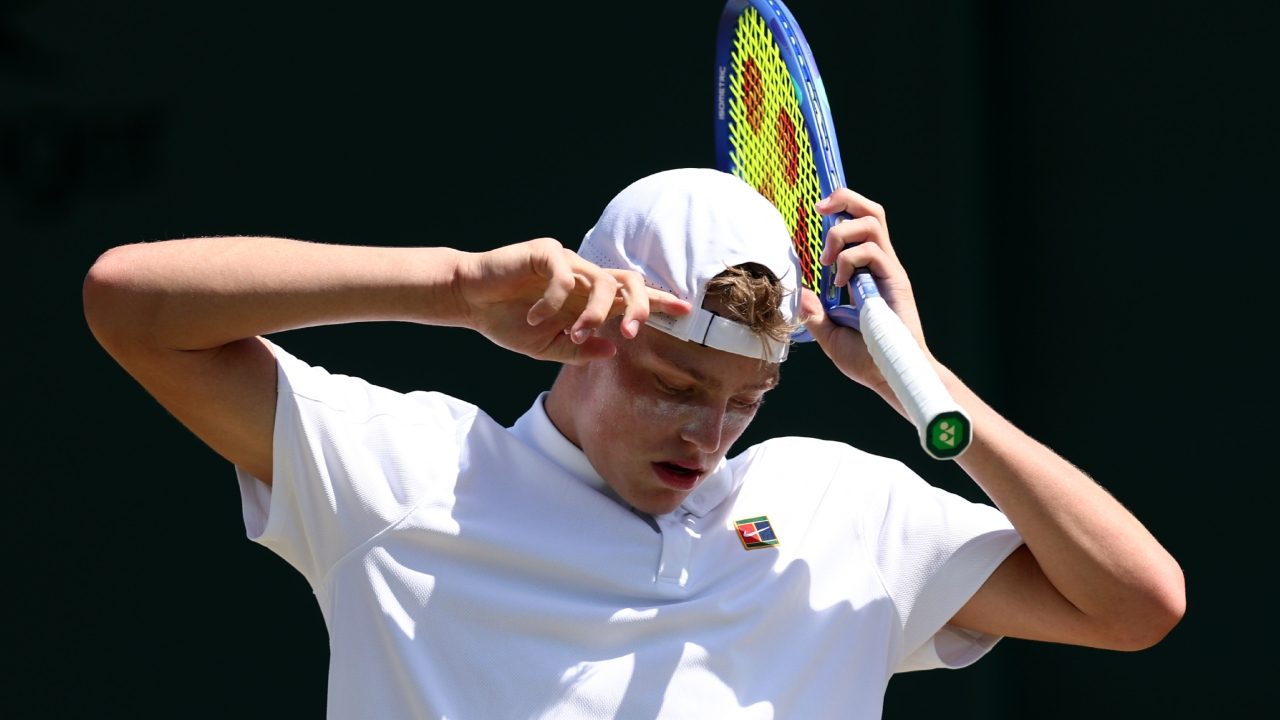 Cruz Hewitt litiga con il padre a Wimbledon, l'avversario lo batte e li sfotte entrambi