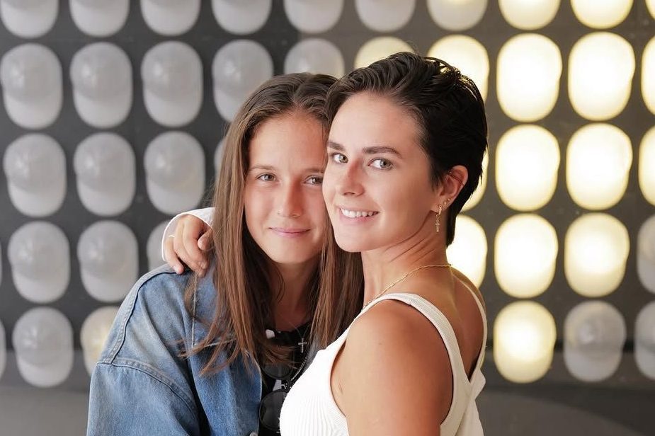 Daria Kasatkina con la fidanzata Natalia Zabiiako