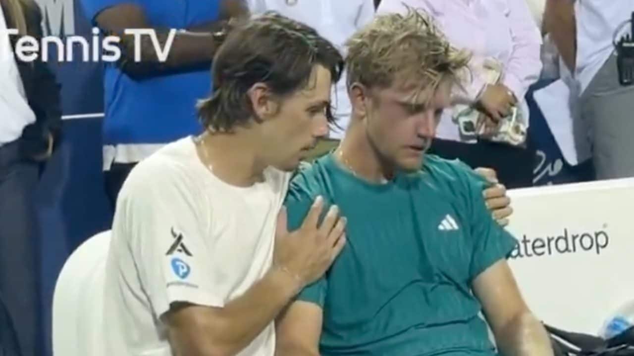 Davidovich distrutto dopo l'ennesima finale persa, de Minaur lo consola con un gesto di pura classe