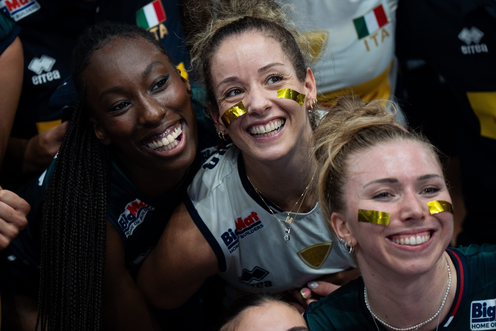 Paola Egonu festeggia la vittoria assieme a Monica De Gennaro e Sarah Fahr