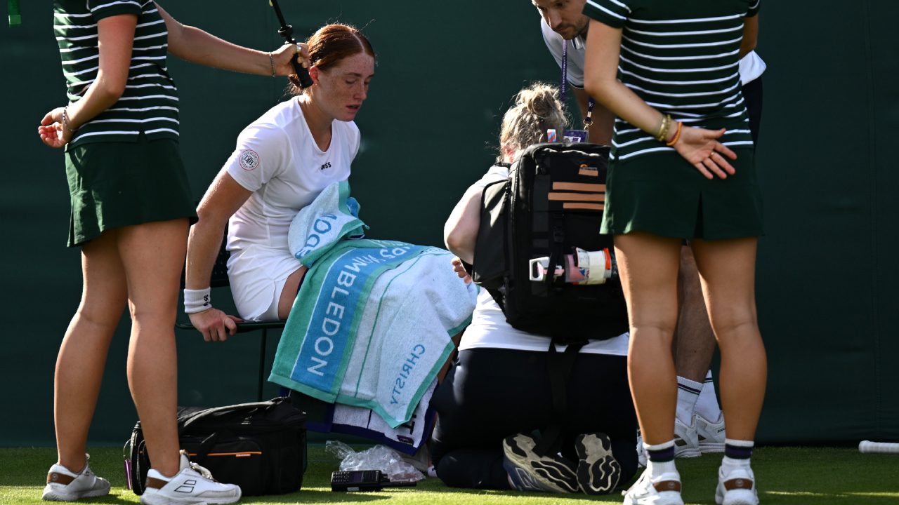 Incredibile infortunio di Ella Seidel a Wimbledon: c'è un fosso in campo, si ritira