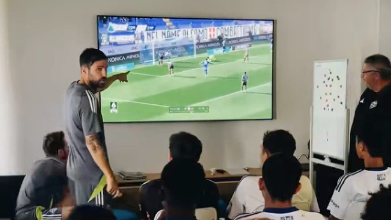 Fabregas spiega il calcio ai ragazzini facendo vedere un gol: "Per farlo ci sono voluti 6 mesi"
