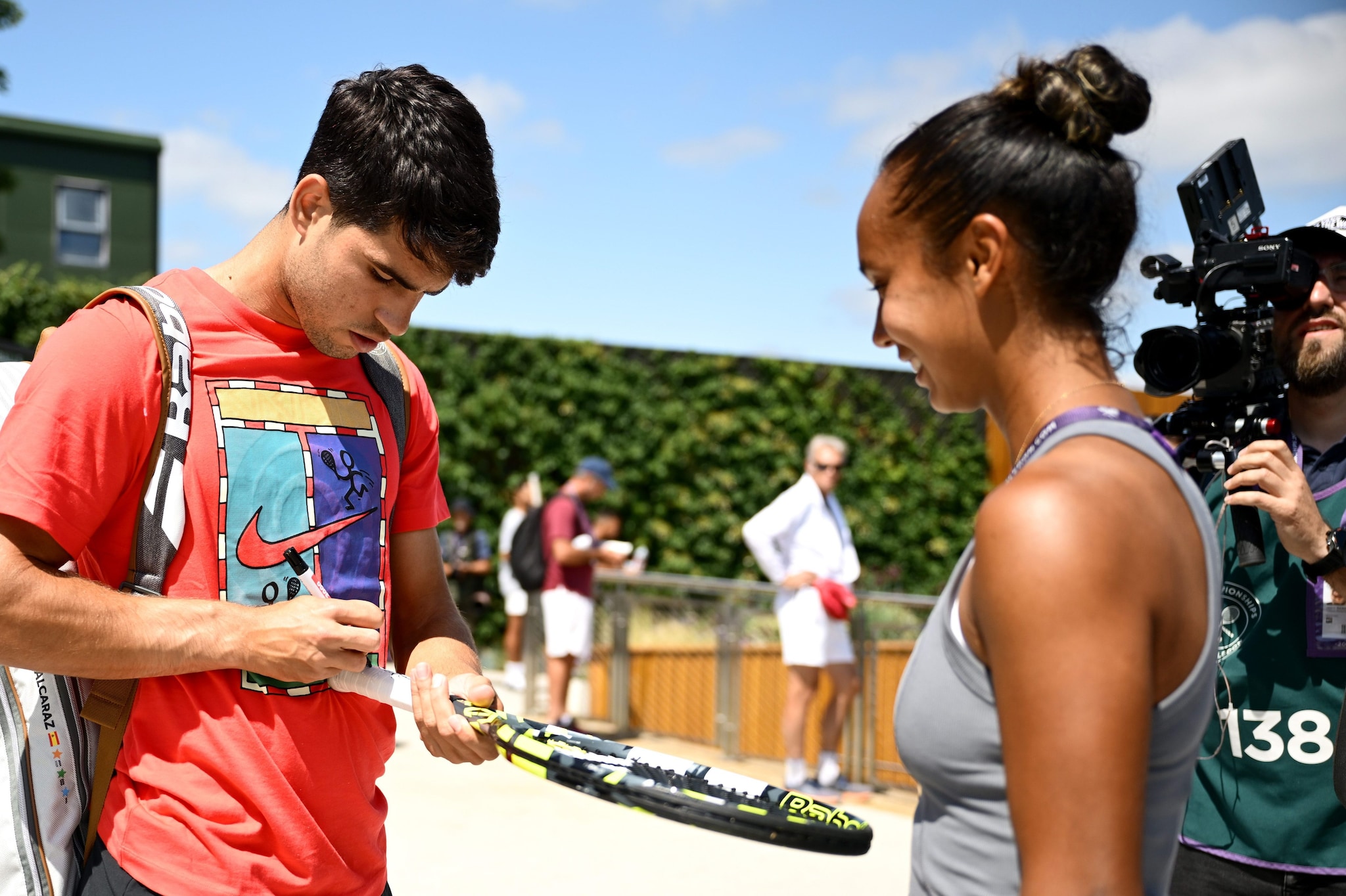Leylah Fernandez si fa fare un autografo da Carlos Alcaraz a Wimbledon