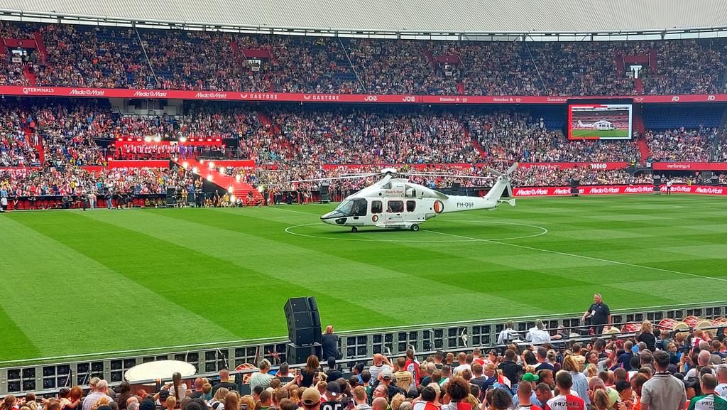 Il Feyenoord presenta i nuovi acquisti atterrando con un elicottero in campo: una scena da film
