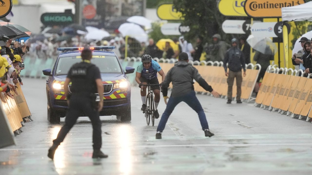 Il finto ciclista del Tour de France arrestato al traguardo è stato condannato a 8 mesi di carcere