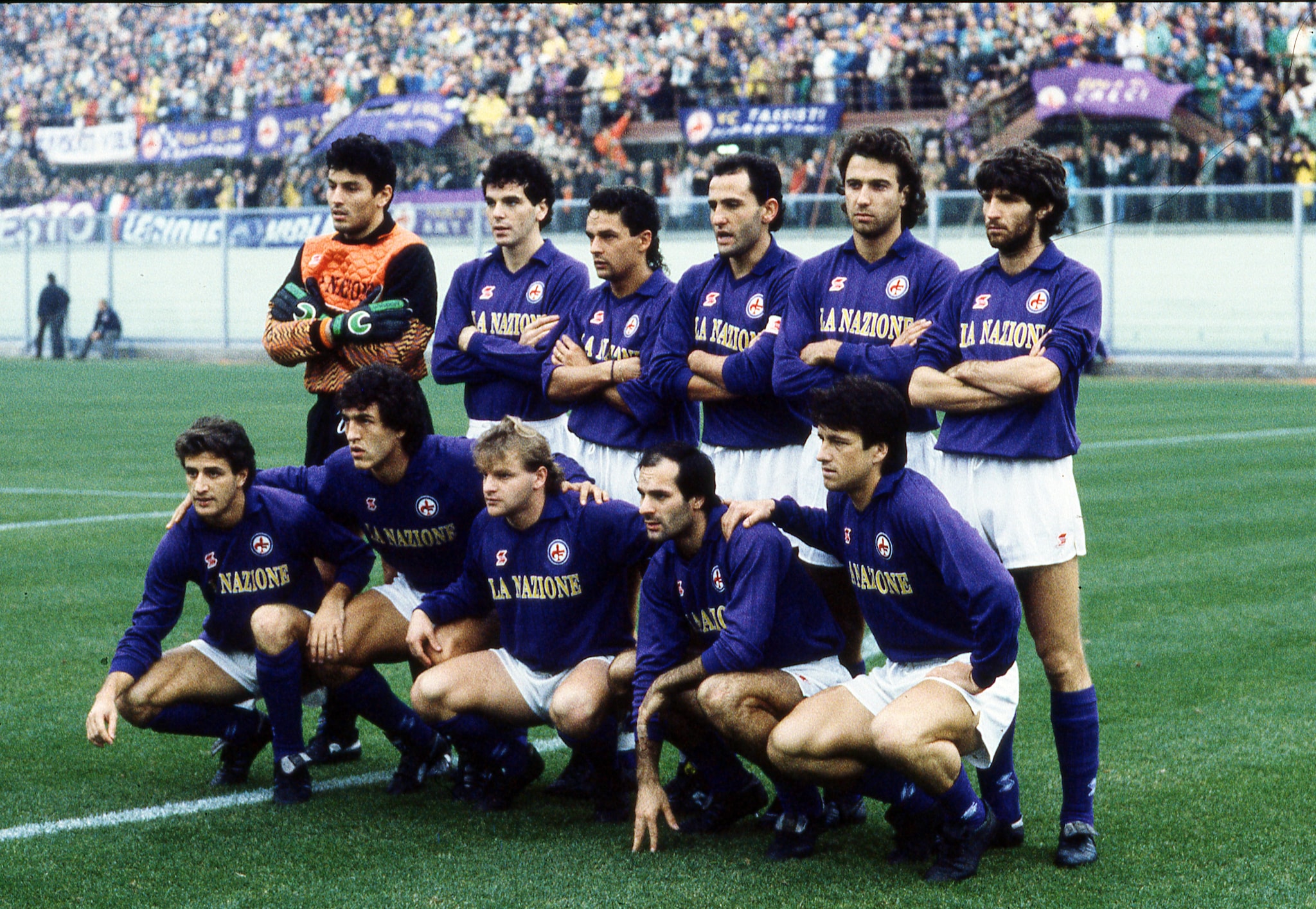 La formazione della Fiorentina 1989–1990. In piedi: Marco Landucci, Stefano Pioli, Roberto Baggio, Sergio Battistini, Celeste Pin, Mario Faccenda. Accosciati: Alberto Di Chiara, Oscar Dertycia, Giuseppe Iachini, Giuseppe Volpecina, Dunga.