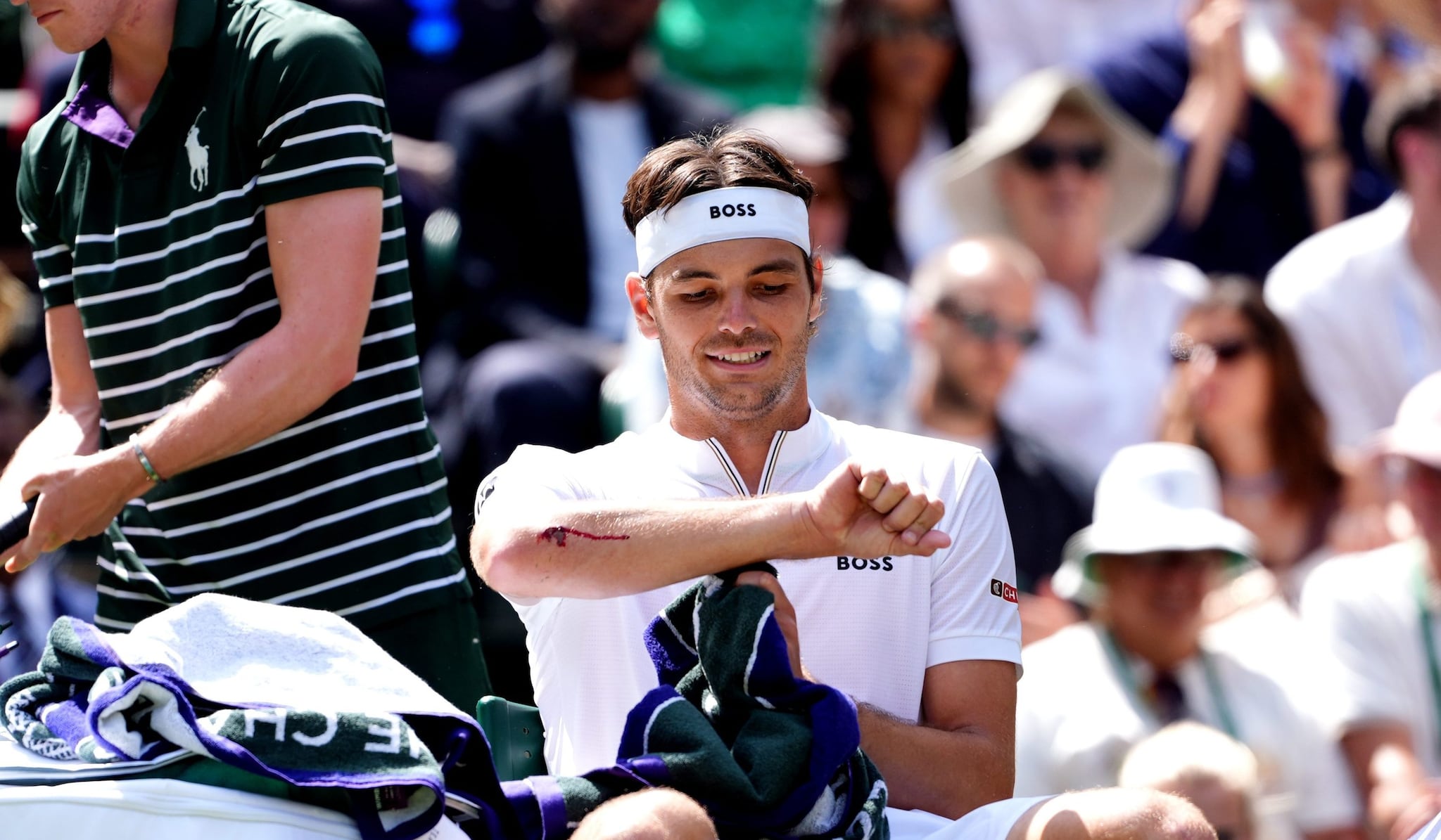 Fritz vince e va agli ottavi di Wimbledon dopo un match sospeso 4 volte: è successo di tutto
