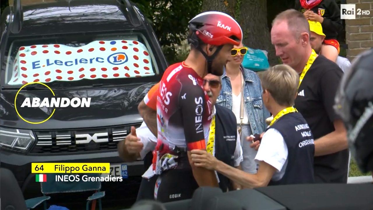 Filippo Ganna è il primo ciclista caduto al Tour 2025: rimasto a lungo a terra, alla fine si ritira