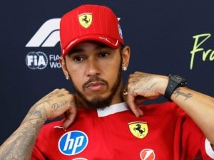 Lewis Hamilton reagisce a un meme sulla Ferrari: &#8220;Per un attimo mi sono spaventato&#8221;