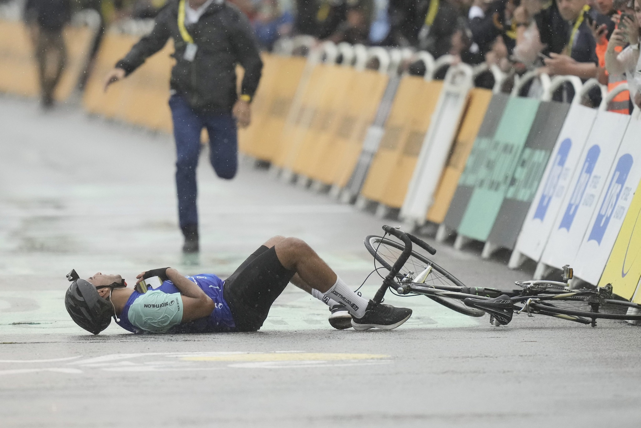 L’invasore del Tour esanime dopo il durissimo placcaggio