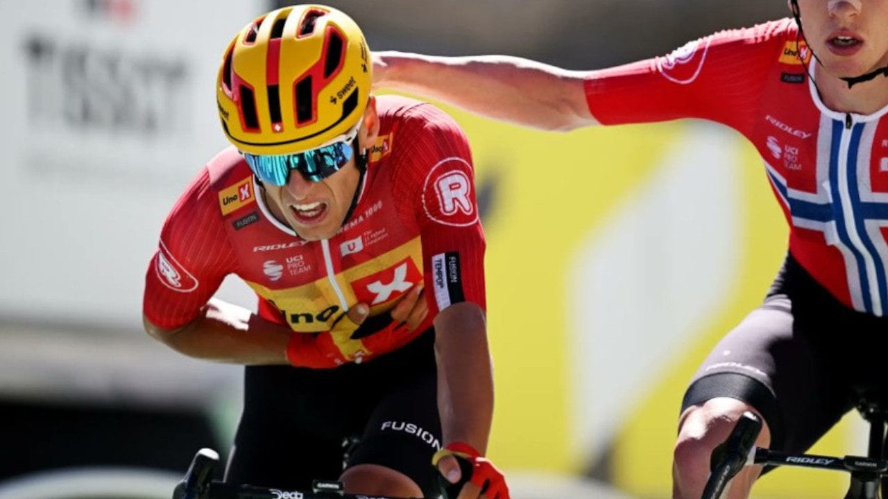 Paura al Tour, Johannessen collassa dopo il traguardo sul Mont Ventoux: trasportato via con l'ossigeno
