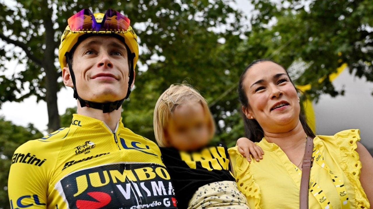 La moglie di Vingegaard attacca la Visma in pieno Tour: "Stanno esagerando. A lui serve stare a casa"