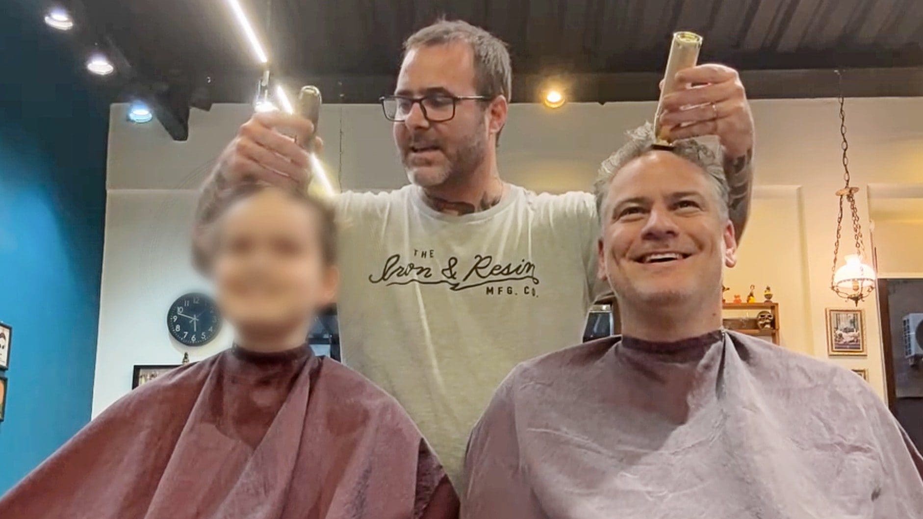 Julio Sergio commovente, si rasa i capelli insieme al figlio malato di tumore da cinque anni