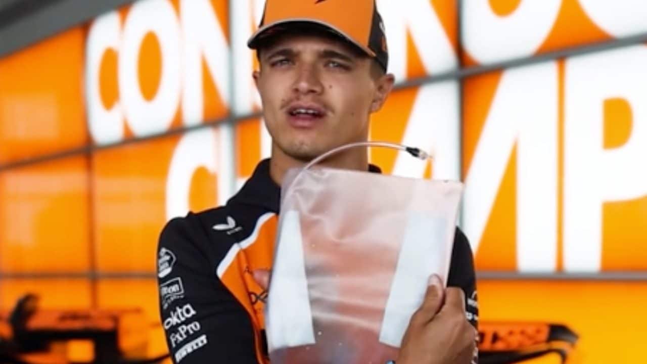 Norris spiega come fanno i piloti F1 a bere durante i GP e perché l'acqua non diventa subito calda