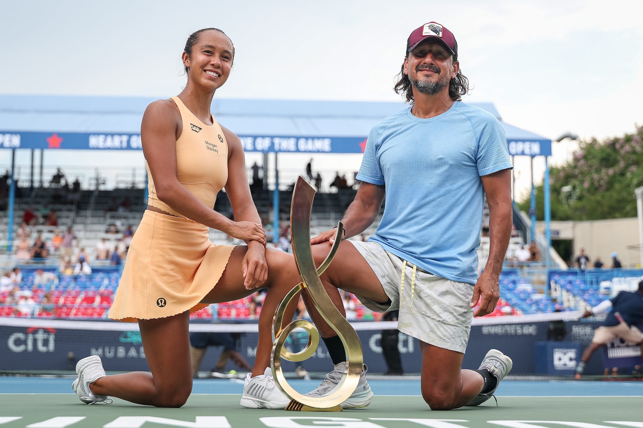Leylah Fernandez col padre e allenatore Jorge dopo la vittoria a Washington