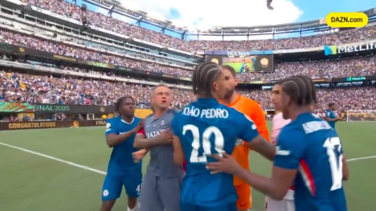 Rissa dopo il fischio finale di Chelsea-PSG: Luis Enrique prende per il collo Joao Pedro