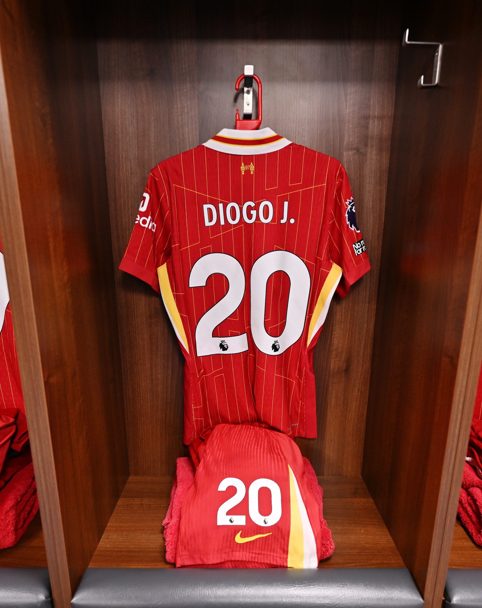 La maglia numero 20 del Liverpool in spogliatoio prima di un match di Premier League