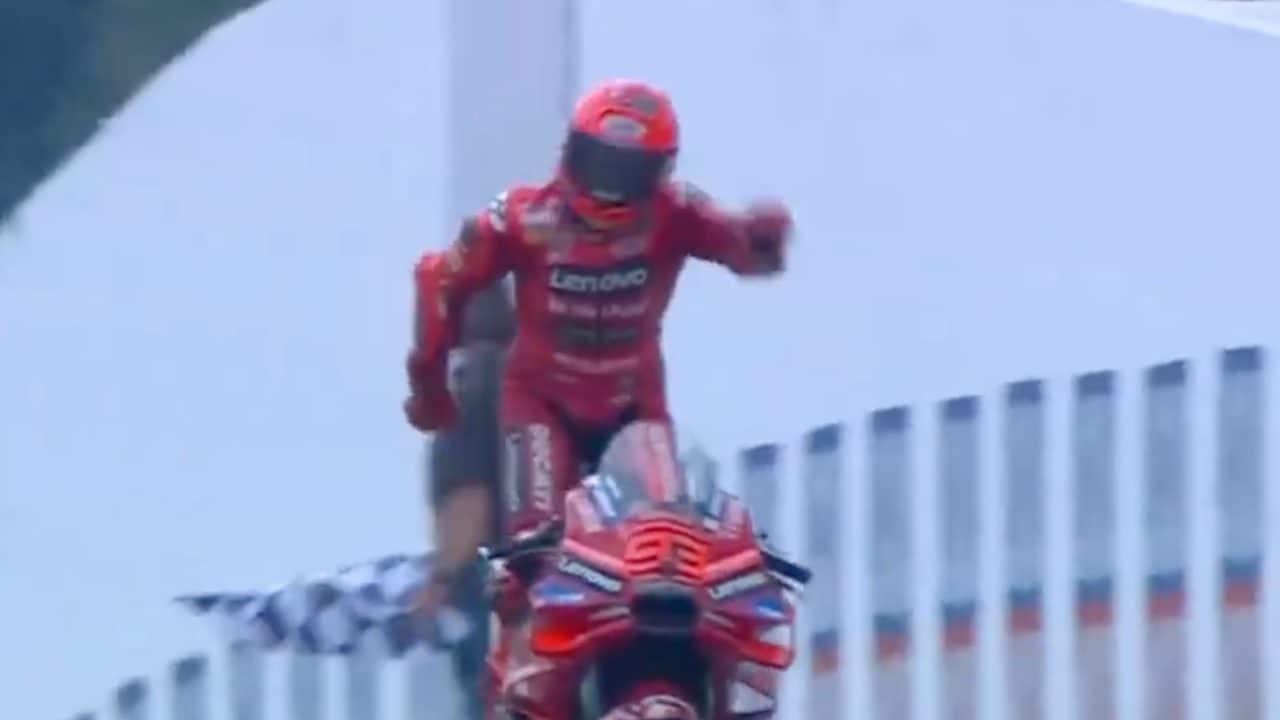 Marc Marquez domina anche il GP Germania: gara a eliminazione, solo 10 piloti al traguardo