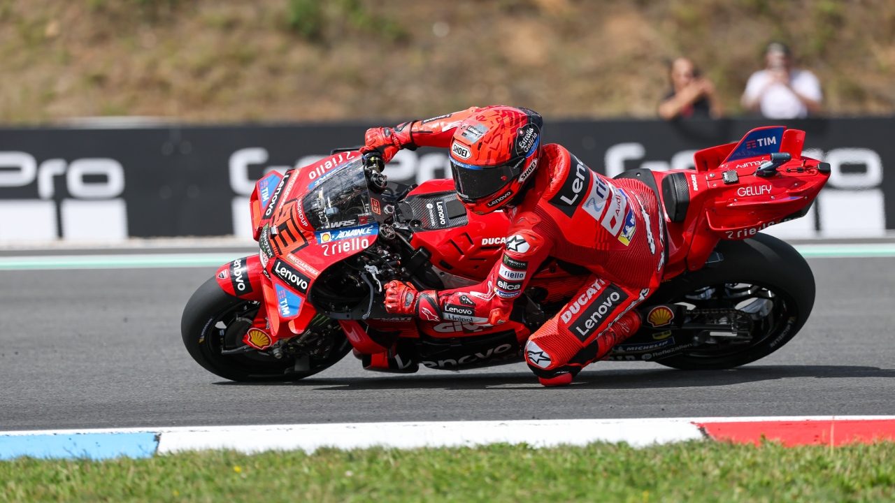 Marc Marquez non ha rivali e vince anche a Brno, dominio totale: Bezzecchi ci prova, Bagnaia solo 4°