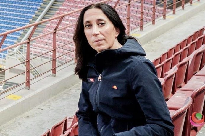 Martina Angelini, narratrice di calcio femminile, allo stadio Giuseppe Meazza di Milano.