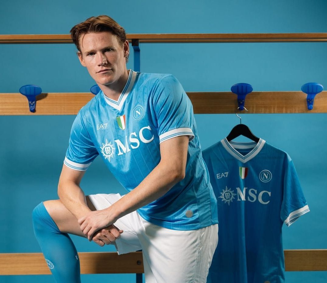 Scott Mc Tominay con la nuova maglia del Napoli per la prossima stagione