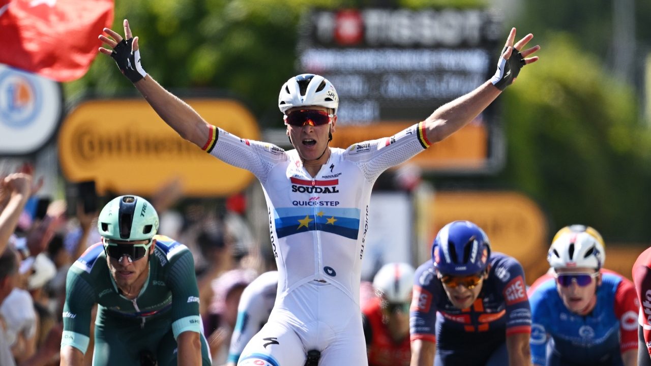 Tim Merlier vince la 9^ tappa del Tour de France: Milan battuto in volata, Pogacar resta maglia gialla